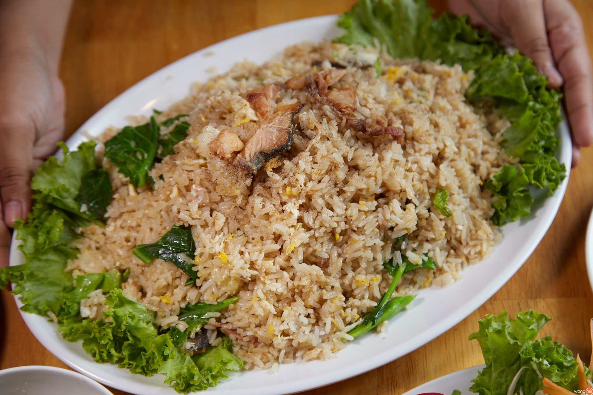 ข้าวผัดคะน้าปลาเค็มจานใหญ่
