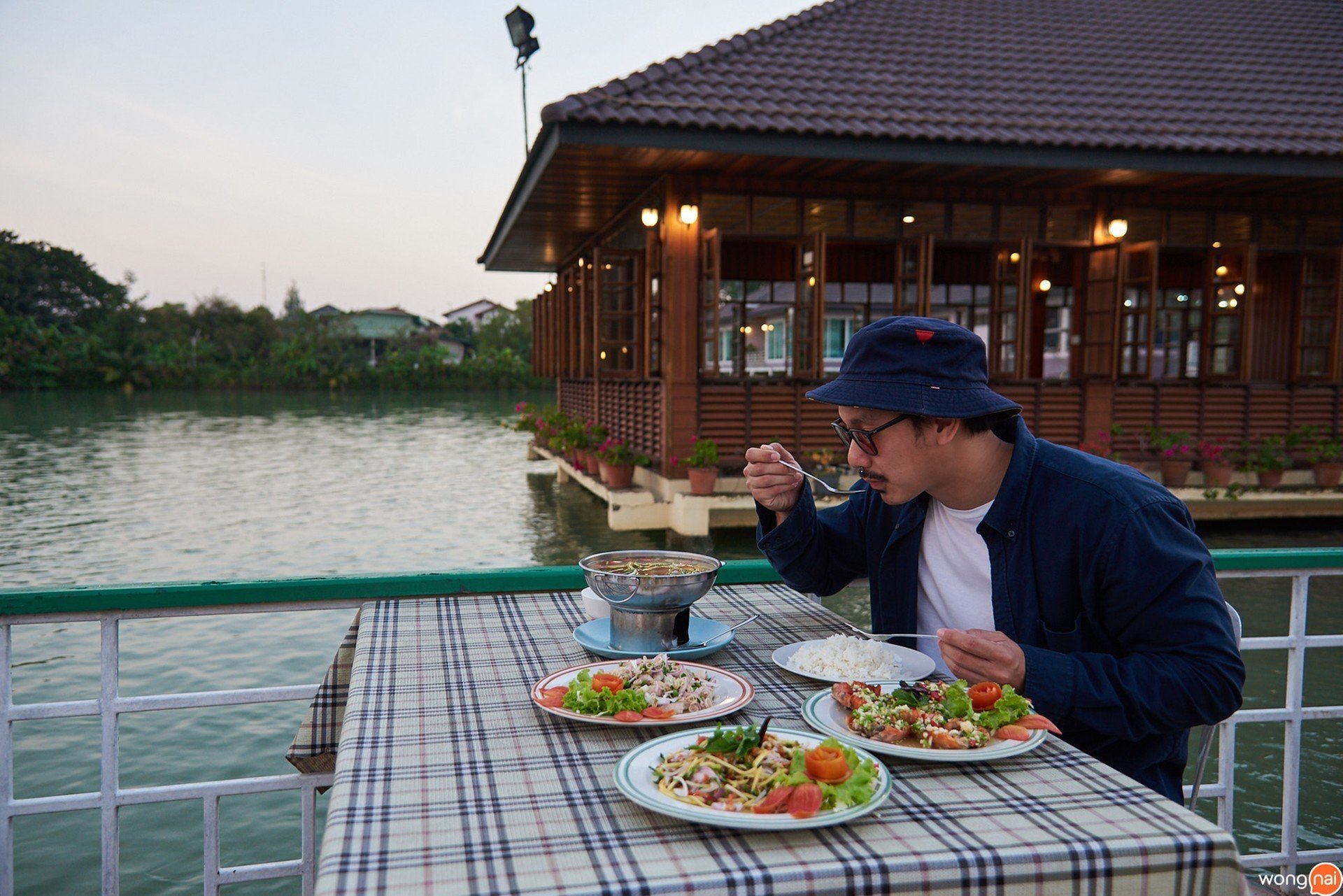 บรรยากาศร้าน สวนอาหารบ้านเนินน้ำ