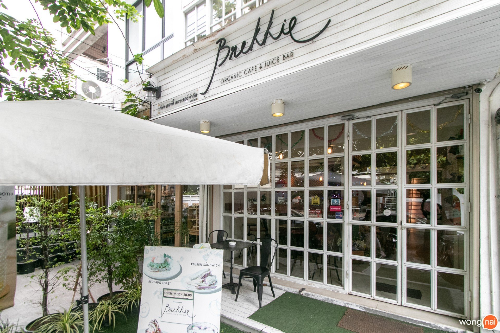 บรรยากาศหน้าร้าน ของร้าน Brekkie Organic Cafe