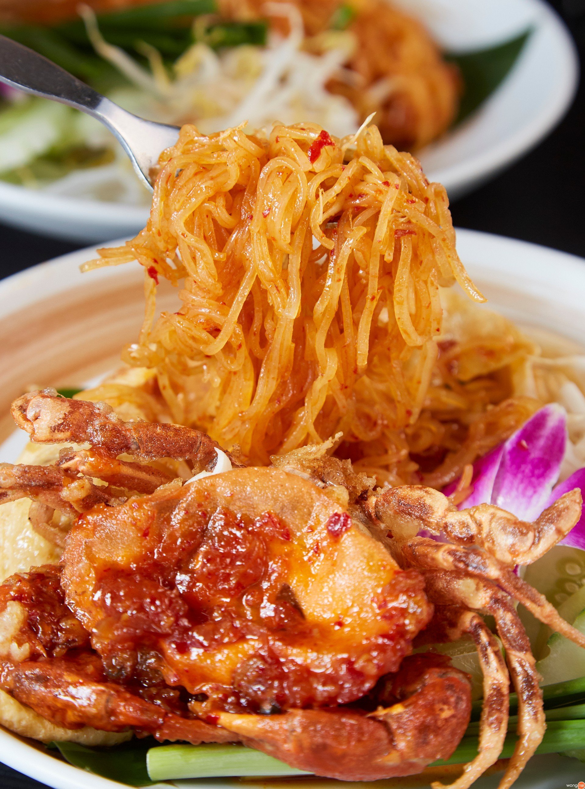 ผัดไทยปูนิ่มห่อไข่