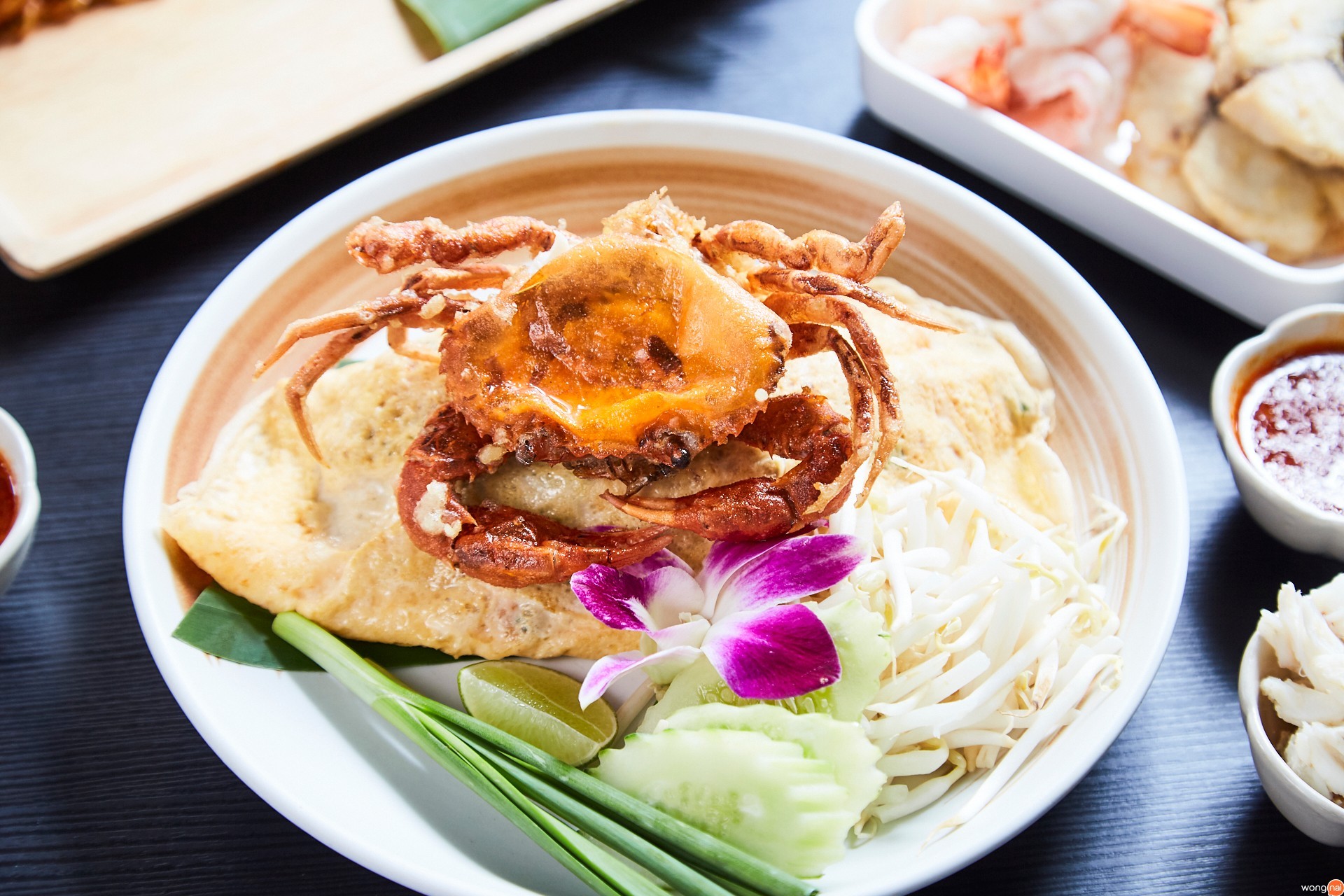 ผัดไทยปูนิ่มห่อไข่