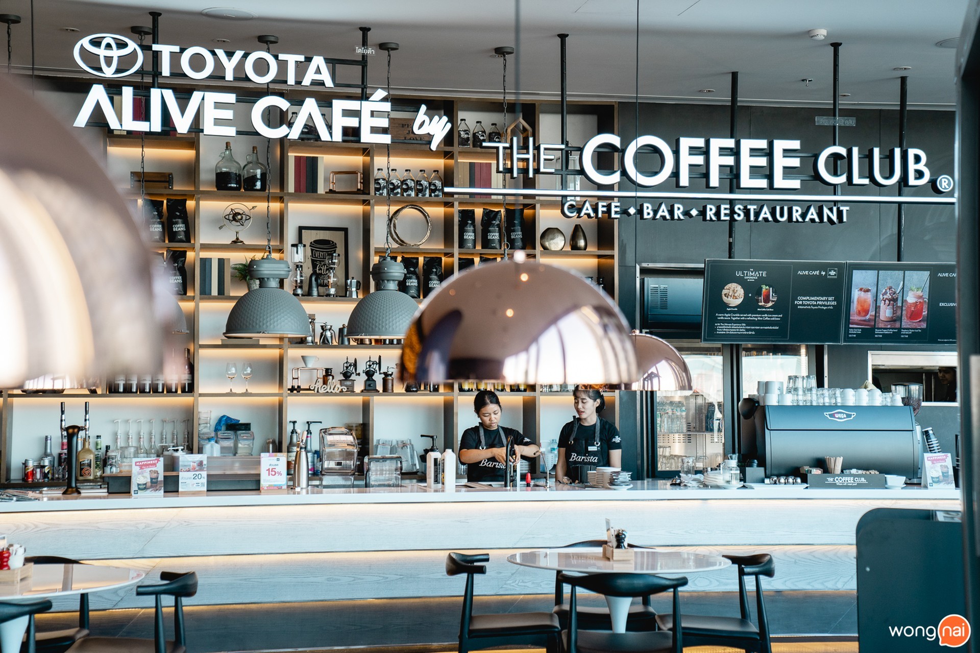 หน้าเคาร์เตอร์ของร้าน “TOYOTA ALIVE CAFÉ” ศูนย์การค้า ICONSIAM