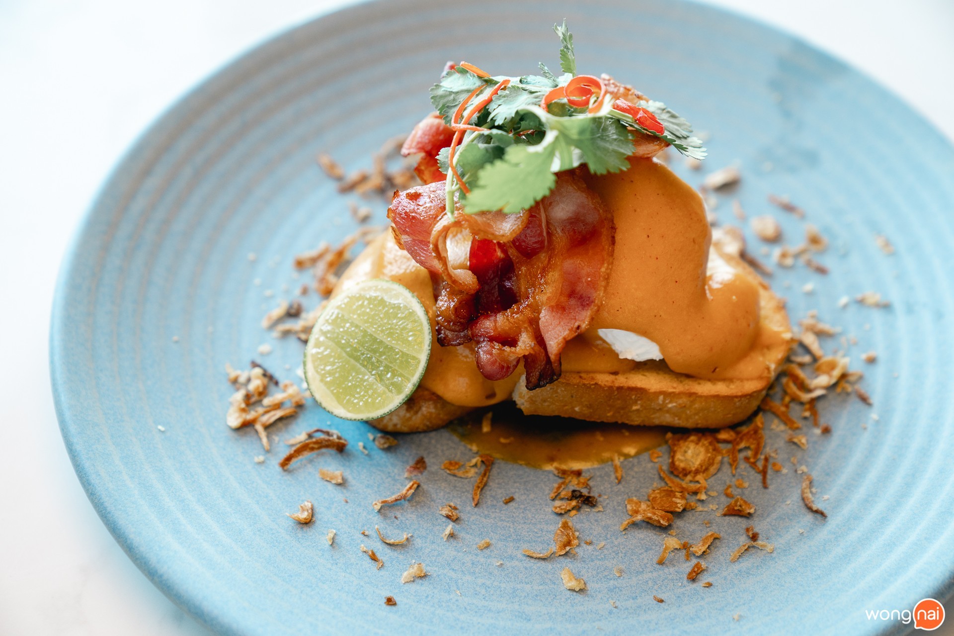 "Bangkok Egg Benedict" (320 บาท)