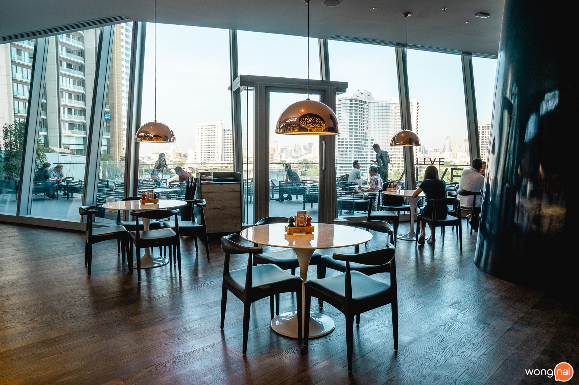 บรรยากาศภายในร้าน “TOYOTA ALIVE CAFÉ” ศูนย์การค้า ICONSIAM