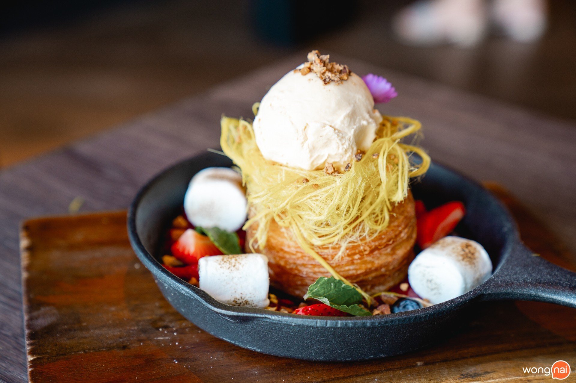 "Mixed Berry Coconut with Strawberry Sauce" (330 บาท)