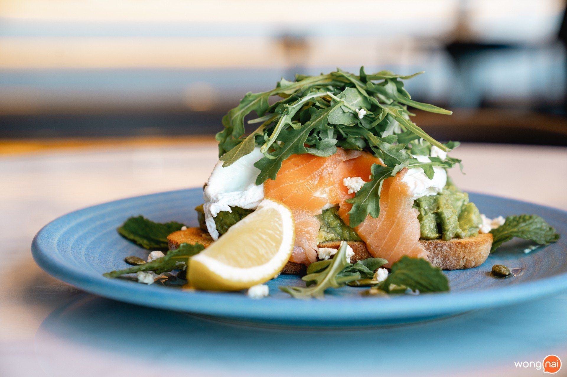 "Smashed Avocado with Poached Eggs" (330 บาท)