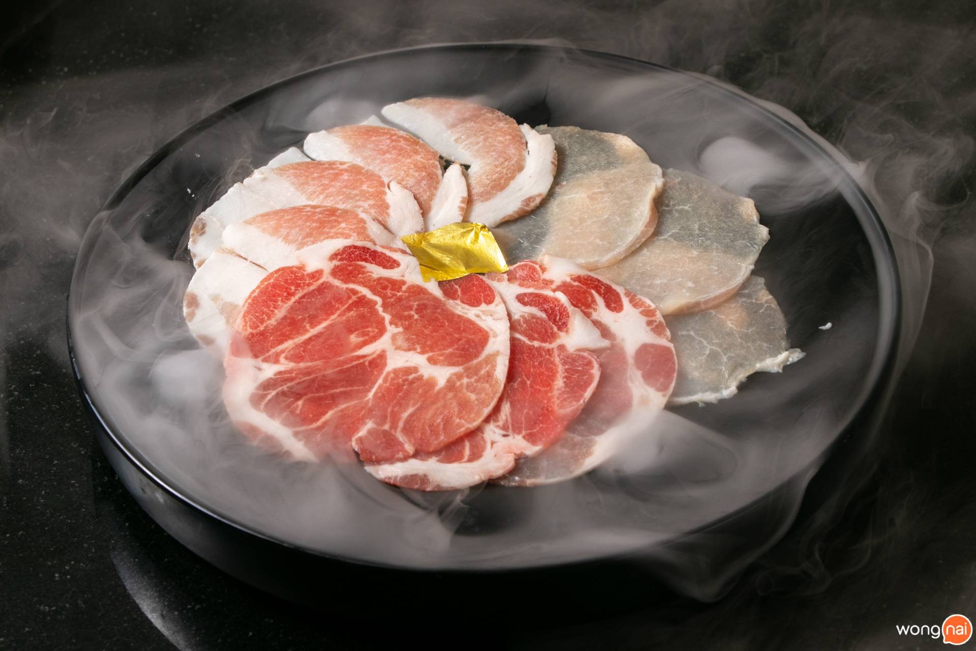 เมนู “หมูหน้าทอง” ของร้าน "Evaime"