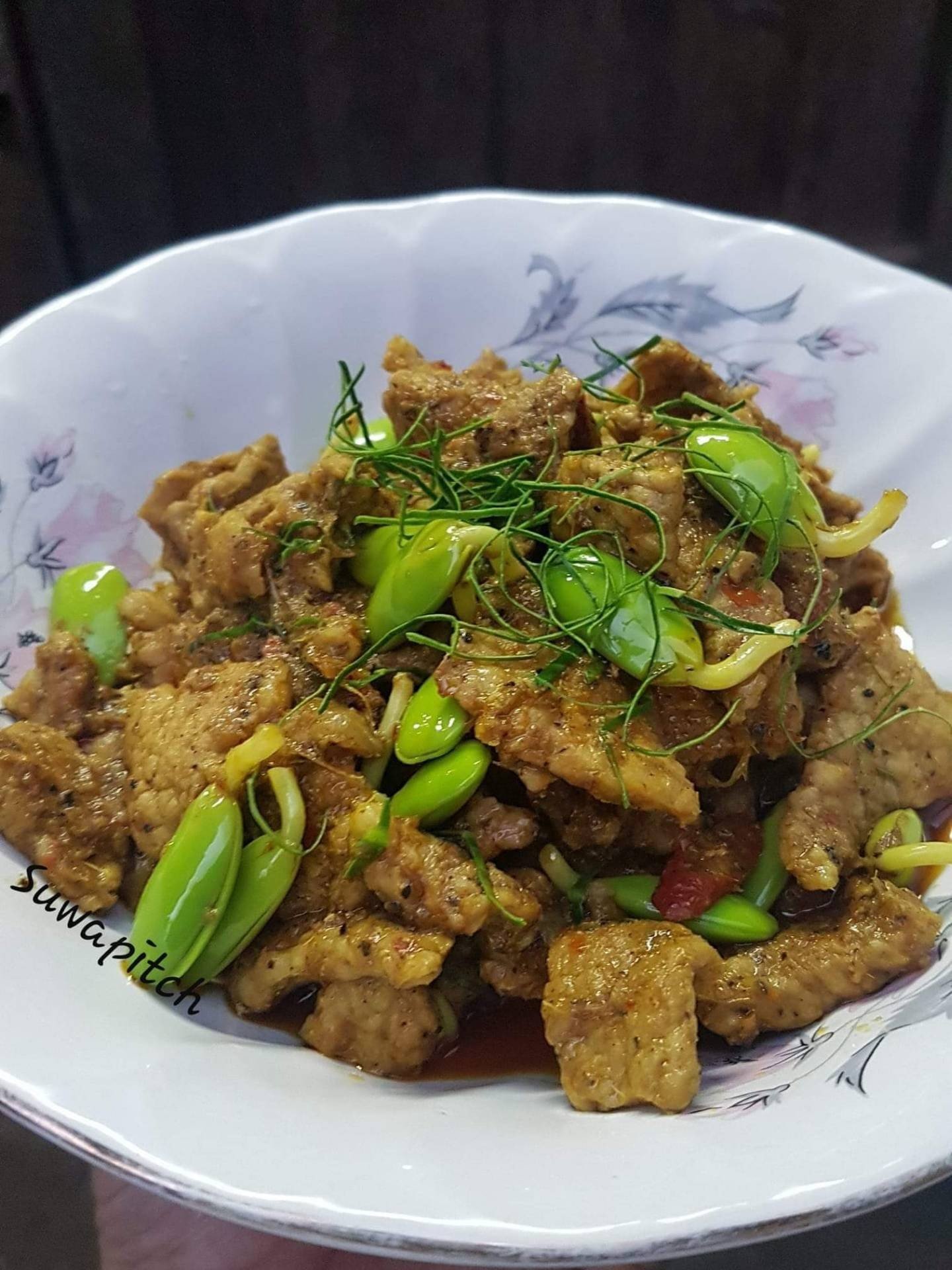 ผัดเผ็ดหมูกับหน่อเหรียงสด