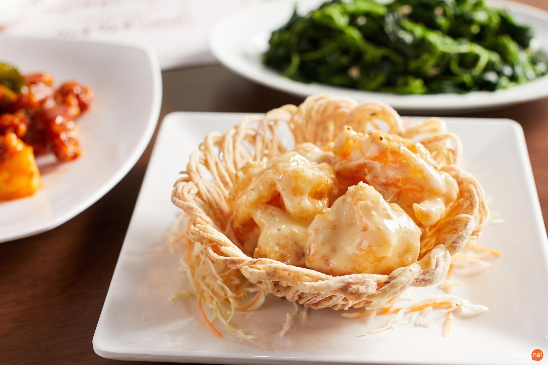 สลัดกุ้งตะกร้าเผือก ของร้าน Ho Ho Kitchen