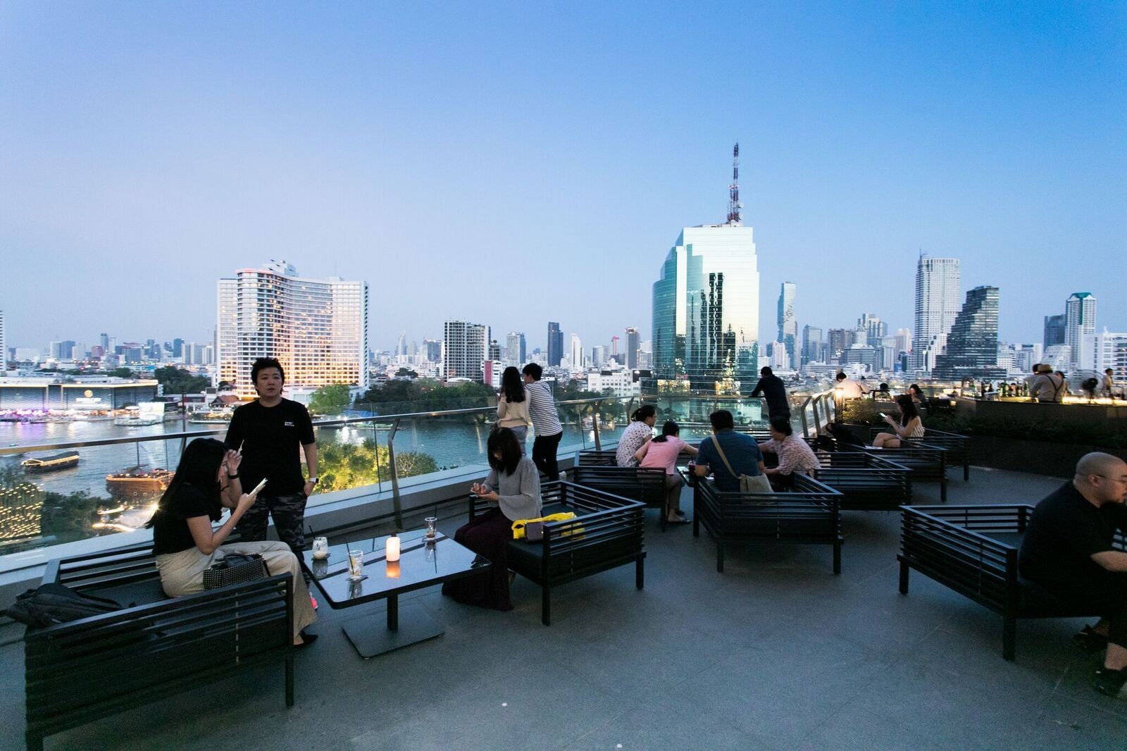 บรรยากาศด้านนอกร้าน “TOYOTA ALIVE CAFÉ by THE COFFEE CLUB” ชั้น 4 ศูนย์การค้า ICONSIAM