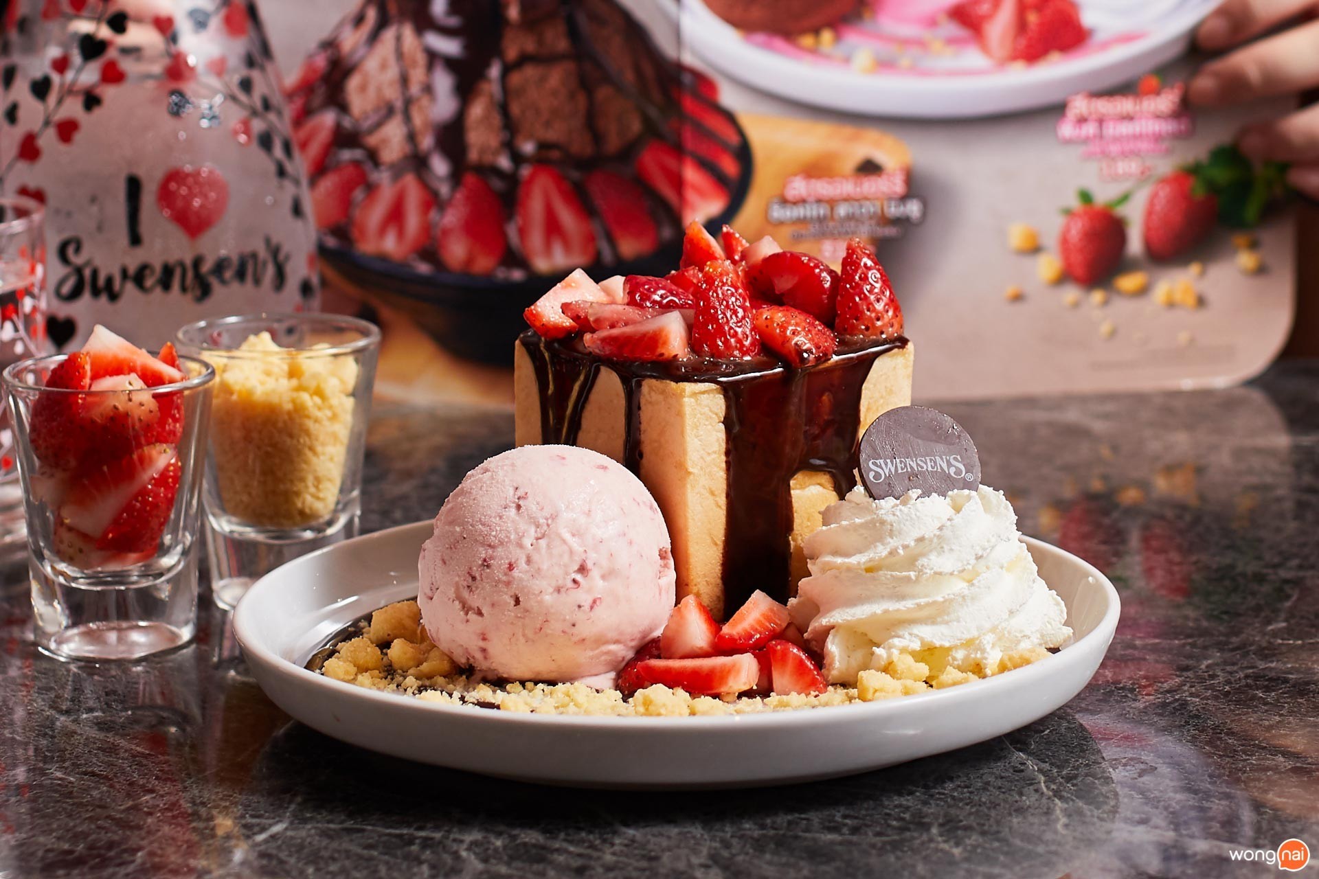 เมนู “Strawberry Chocolate Toast” ของร้าน “Swensen's”