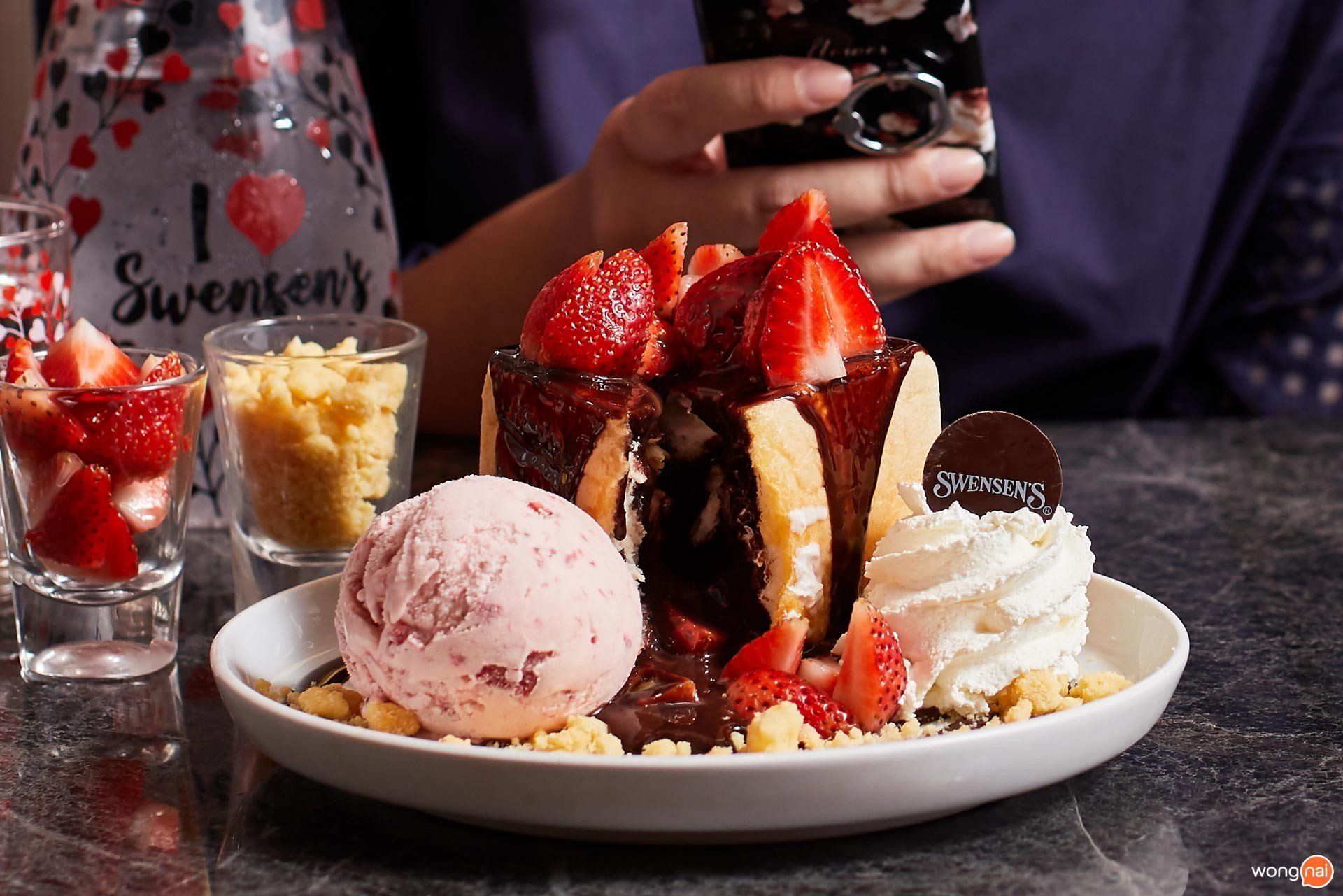 เมนู “Strawberry Chocolate Toast” ของร้าน “Swensen's”