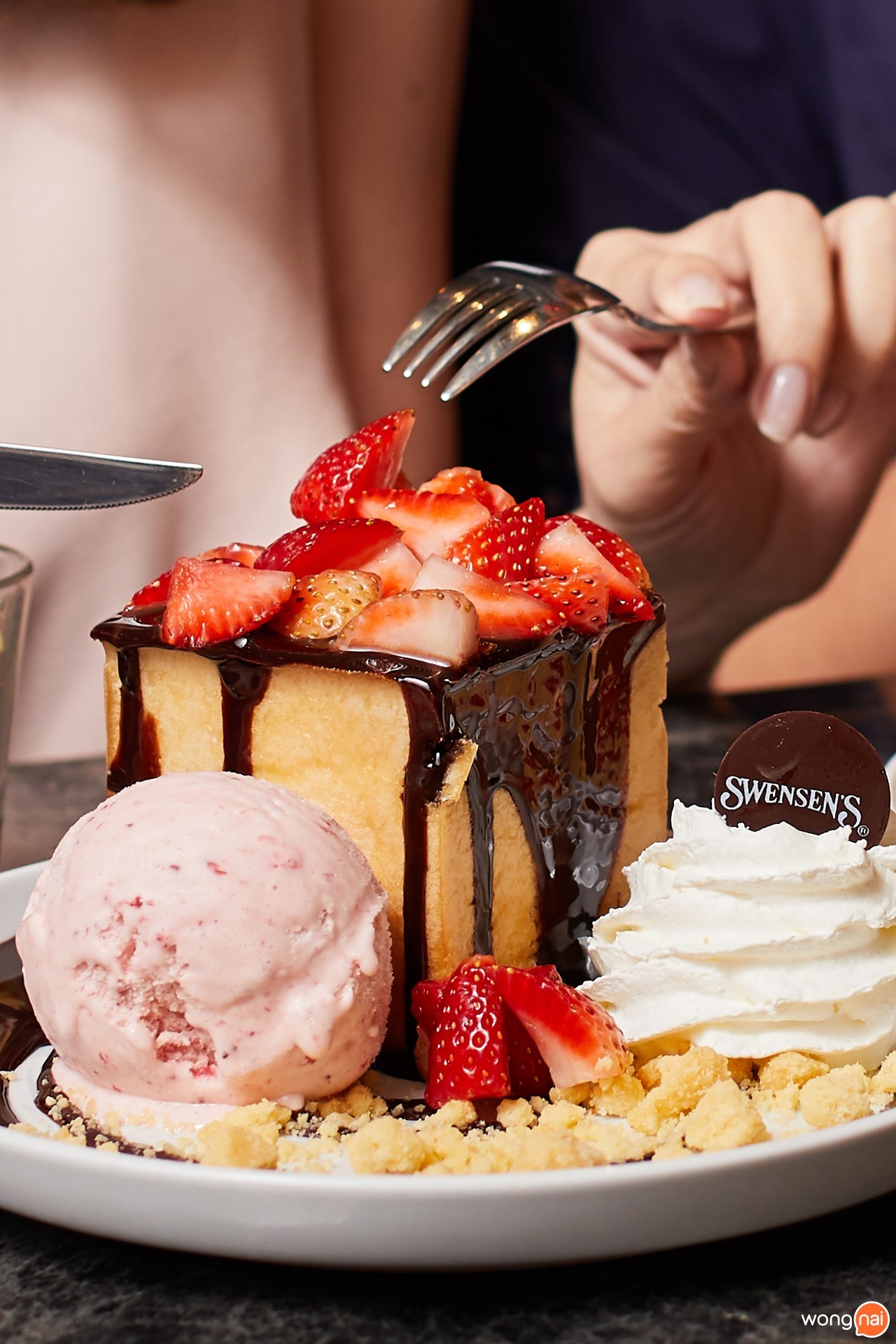 เมนู “Strawberry Chocolate Toast” ของร้าน “Swensen's”