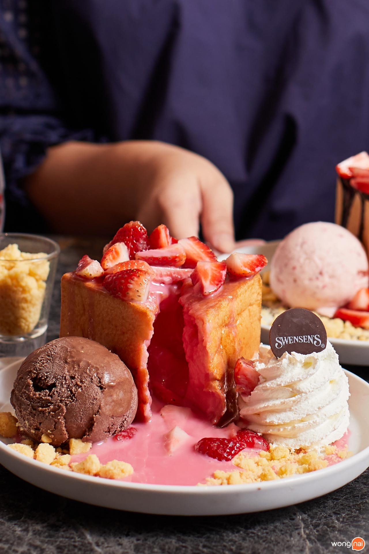 เมนู Strawberry Pink Milk Toast ของร้าน “Swensen's”