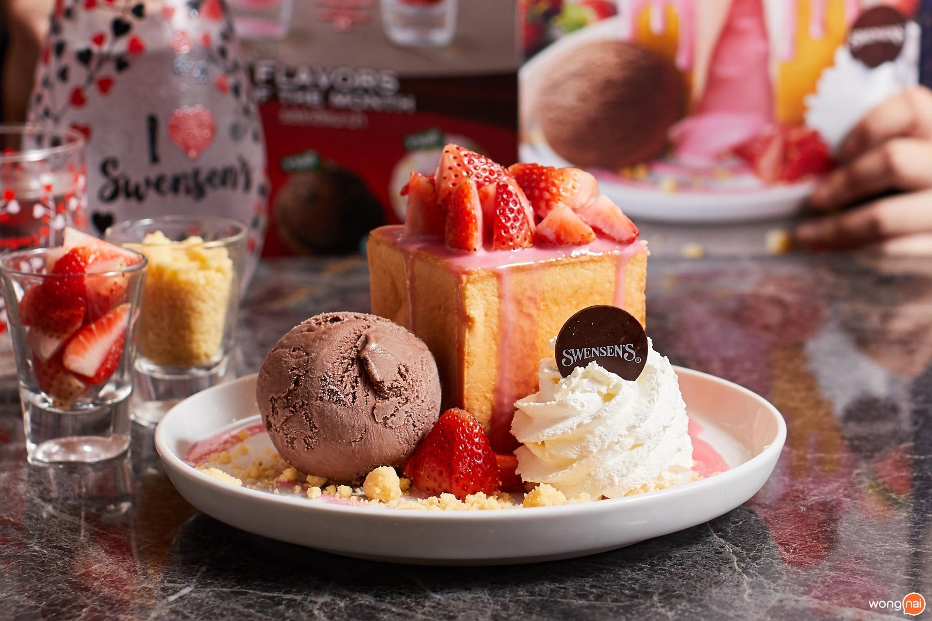 เมนู Strawberry Pink Milk Toast ของร้าน “Swensen's”