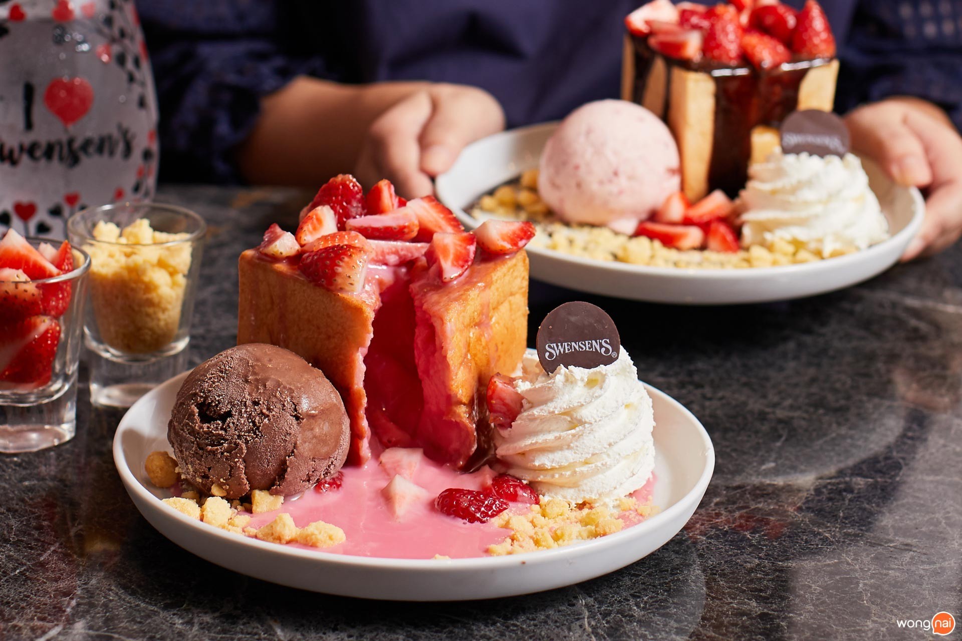 เมนู “Strawberry Pink Milk Toast” และ “Strawberry Chocolate Toast” ของร้าน “Swensen's”