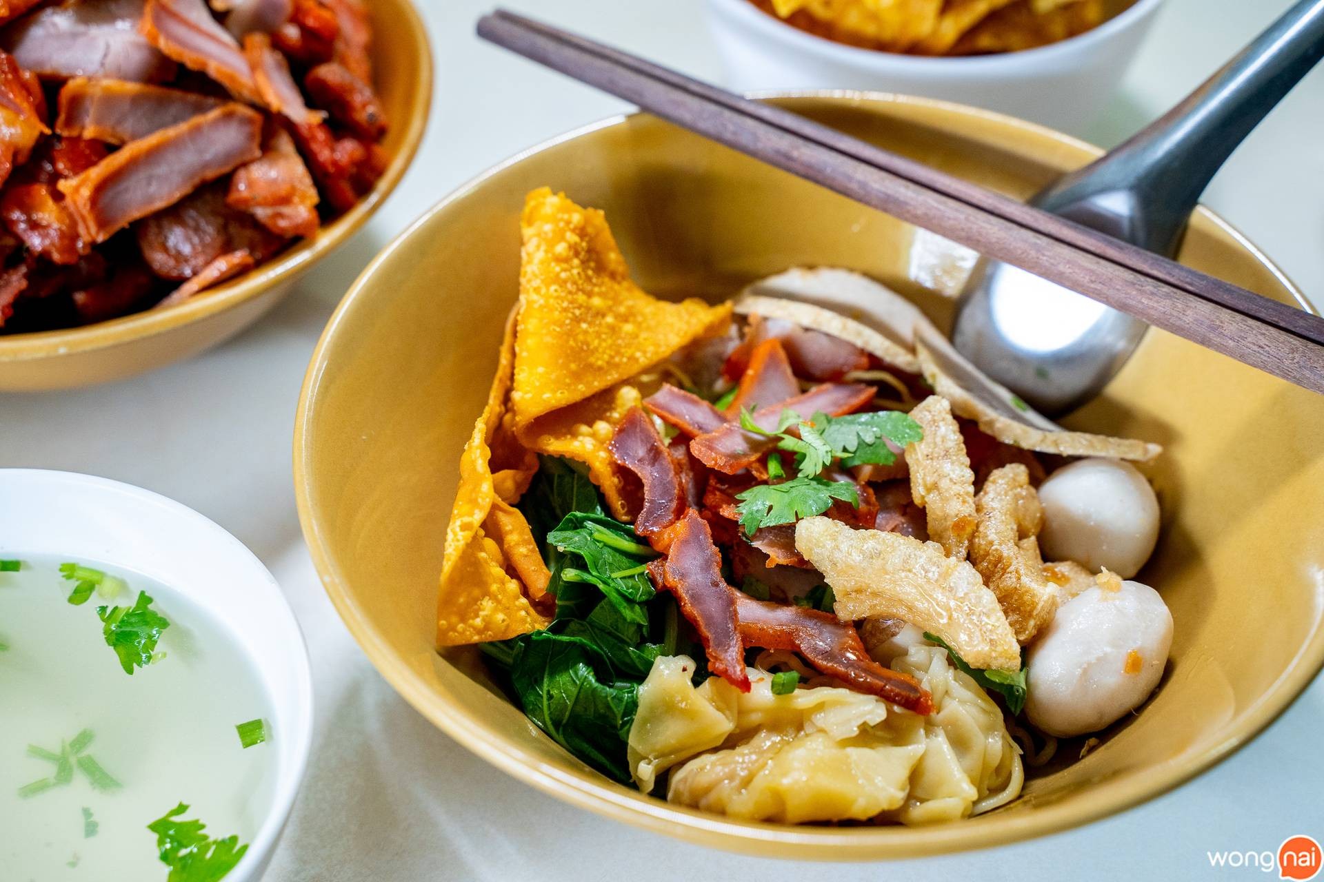 บะหมี่แห้งก็ดี มีน้ำซุปซดคู่กัน