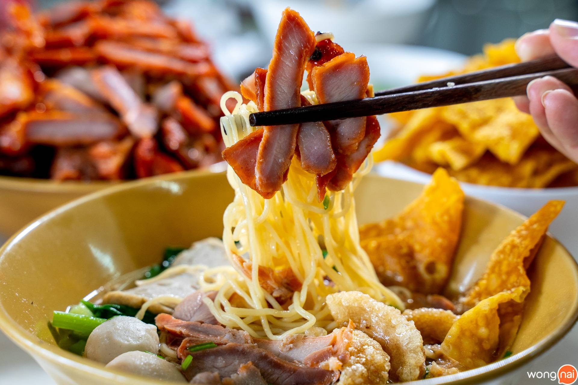 บะหมี่น้ำใส คีบเส้นขึ้นมาแล้วน่ากินมาก ๆ