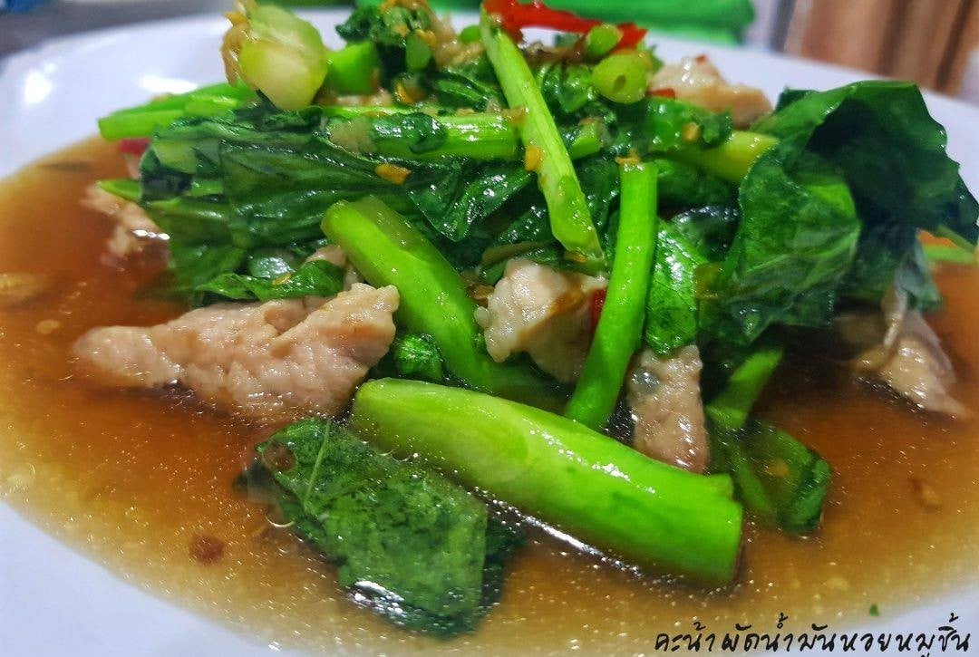 คะน้าผัดน้ำมันหอยหมูชิ้น