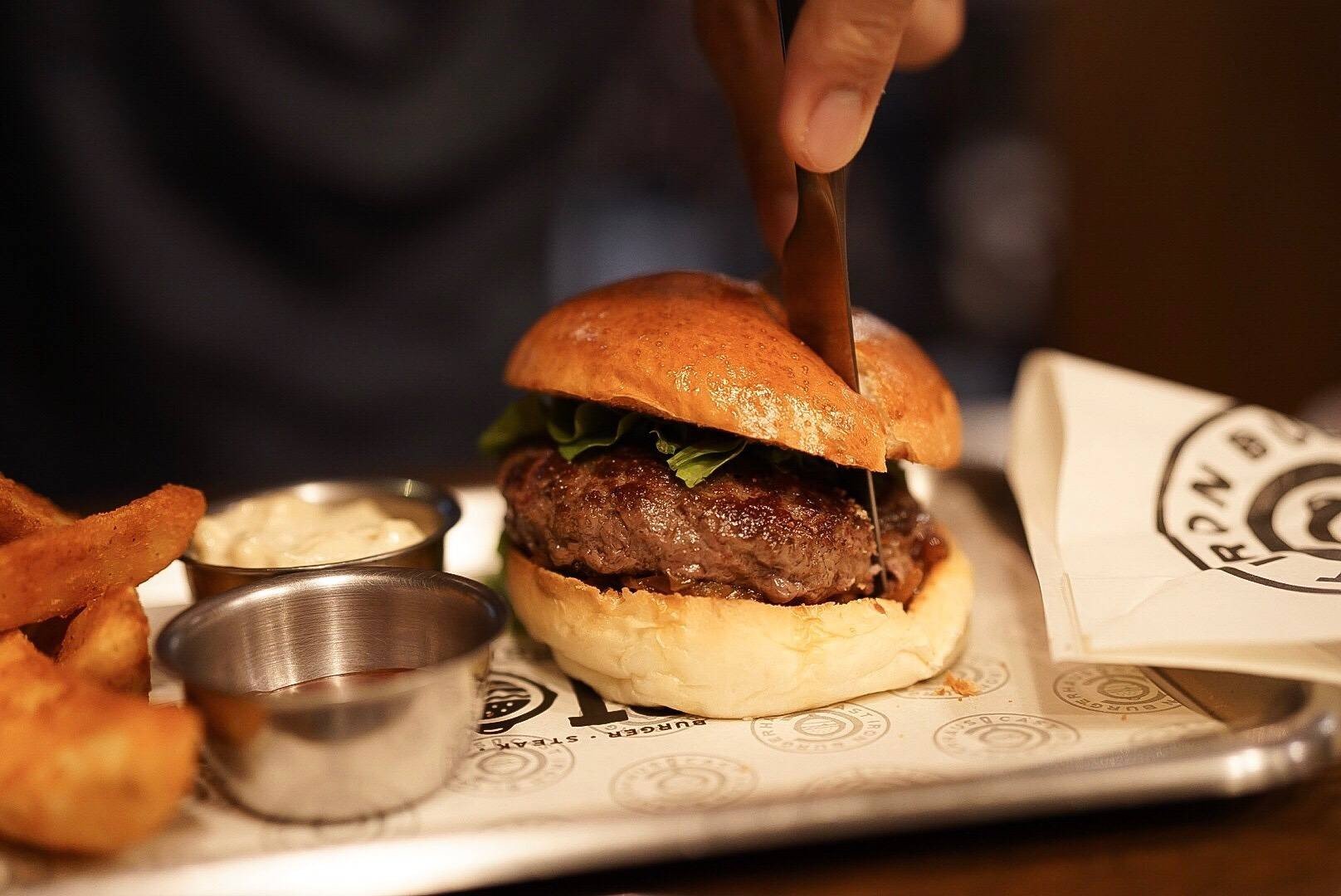 [รีวิว] ร้าน Cast Iron Burgerhaus อารีย์ เมนูแนะนำ รูปภาพ ราคา