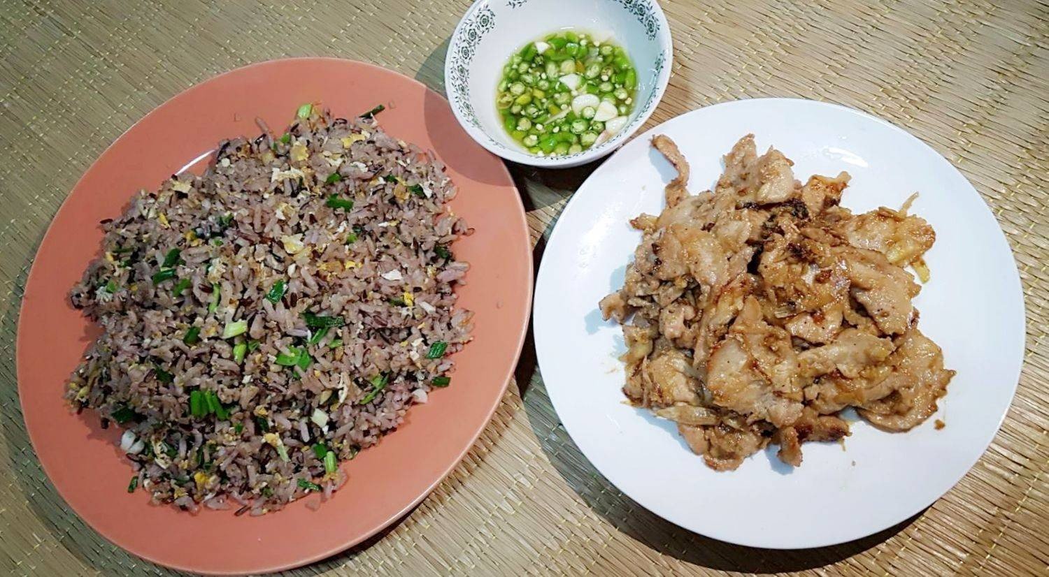 หมูทอดกระเทียมโบราณ 
และข้าวกล้องผัดไข่