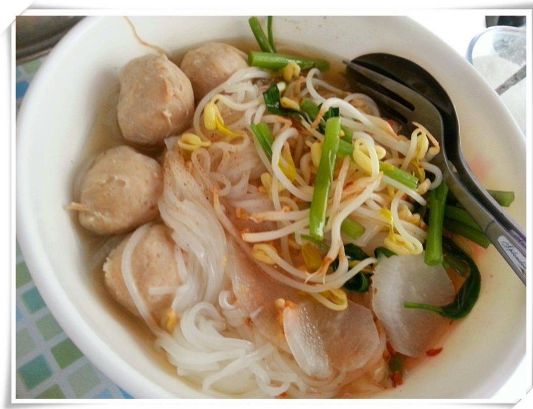 ก๋วยเตี๋ยวเส้นเล็กลูกชิ้น