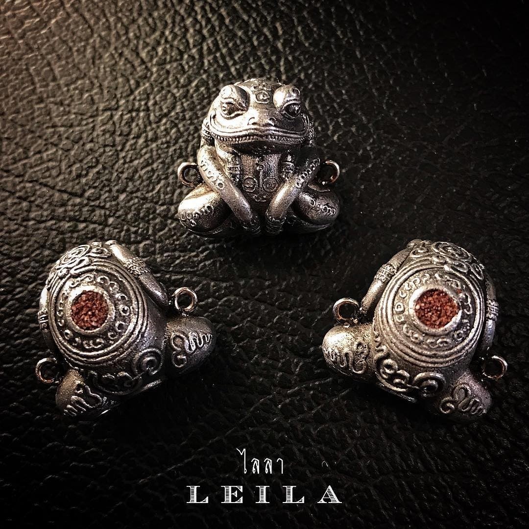 กบกินเดือน หรือหลายคนเรียกว่า ราหูอมจันทร์ (ตัวเดียวกันค่ะ) เค้าว่ากันว่าจะช่วยอุดรอยรั่วของกระเป๋าสตางค์