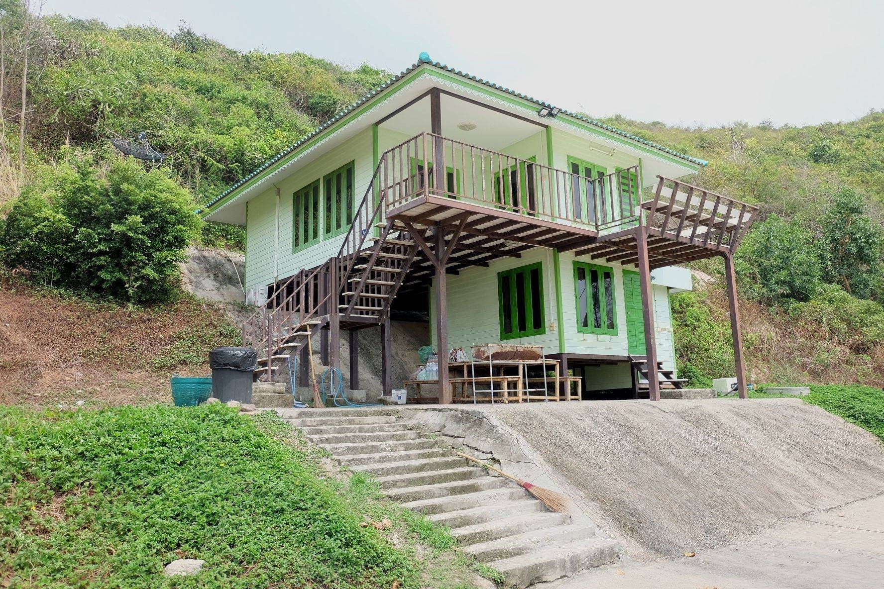 รีวิว บ้านพักรับรองหาดน้ำใส - ทะเลสวย น้ำใส ห้องพักสะอาด  แต่ถ้าไม่อยากจ่ายแพงให้มาวันธรรมดา