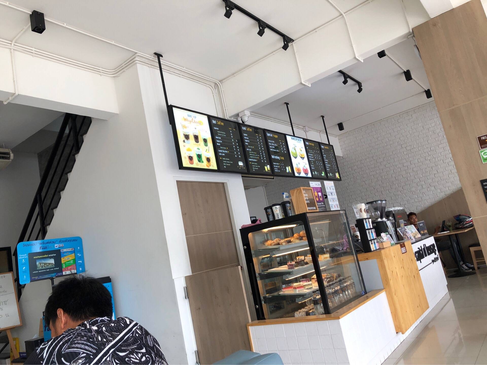 รีวิว Wake Up เมืองทองธานี - ร้านค่อนข้างร้อน ร้านใหญ่เปิดแอร์แค่ตัว ...