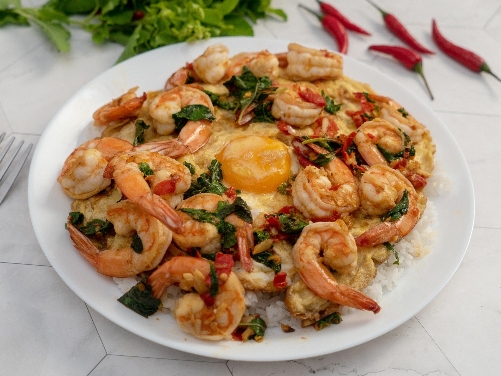 ข้าวกะเพรากุ้งไข่ระเบิด