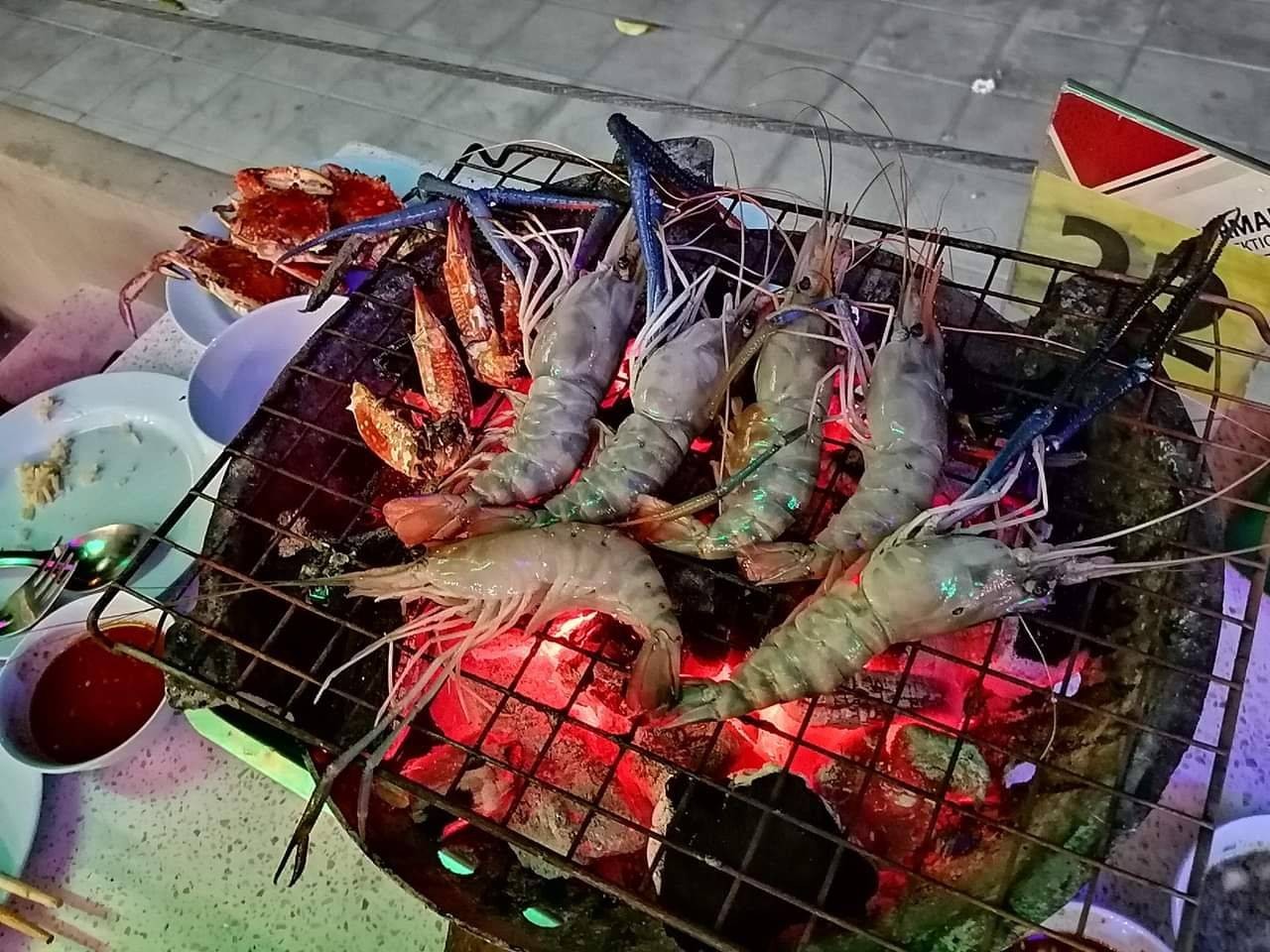 รีวิว 4 แม่ เมือง Bar-B-Q Seafood - กุ้งสดมาก ฉ่ำ น้ำจิ้มดีมาก แซ่บสุด ...