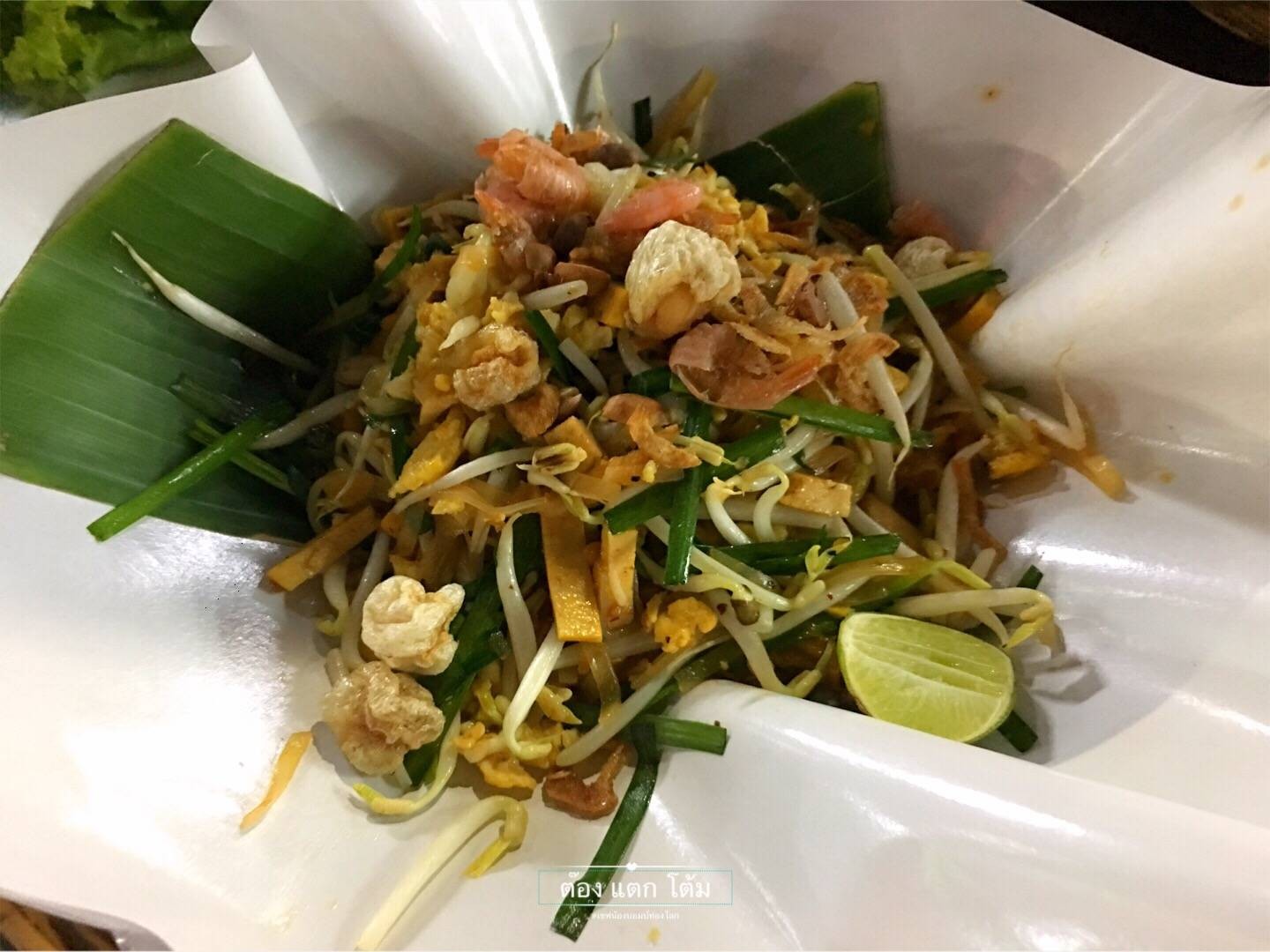 ผัดไทโบราณเส้นเล็ก ร้าน ผัดไทเตาถ่านเชียงใหม่ เมืองเชียงใหม่