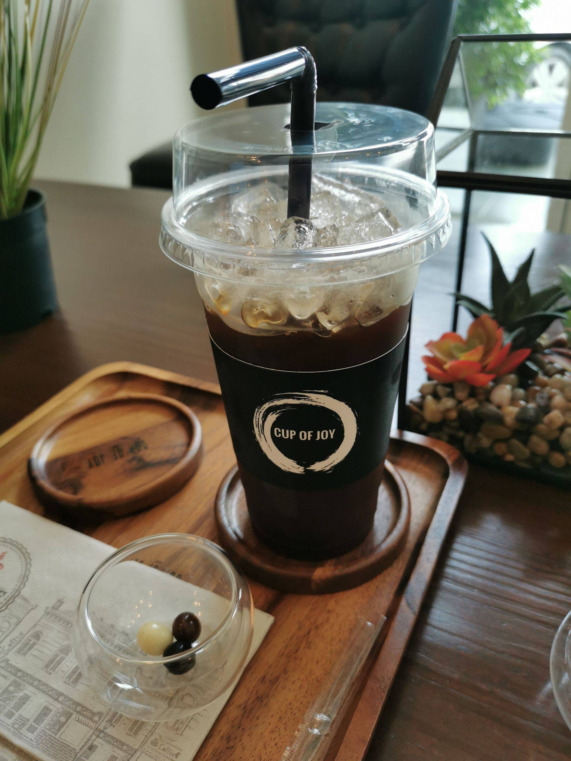 รีวิว Cup Of Joy Cafe Thailand หมู่บ้าน เดอะริช มีแถวชอคโกแลตให้ด้วยครับ เพลงในร้านดี แนว jazz