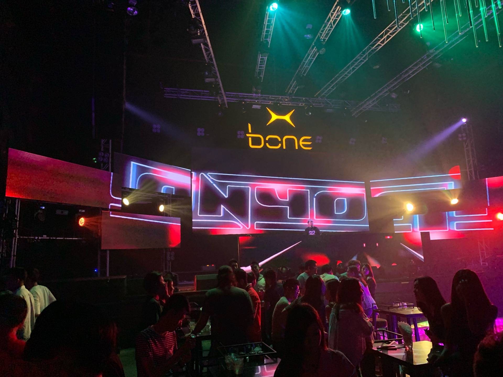 รีวิว BONE - เปิดเพลงดีมากครับ ที่จอดรถเยอะดี
