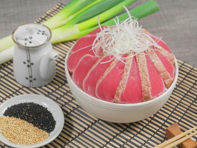 ข้าวหน้าทูน่าเบิร์นไฟ