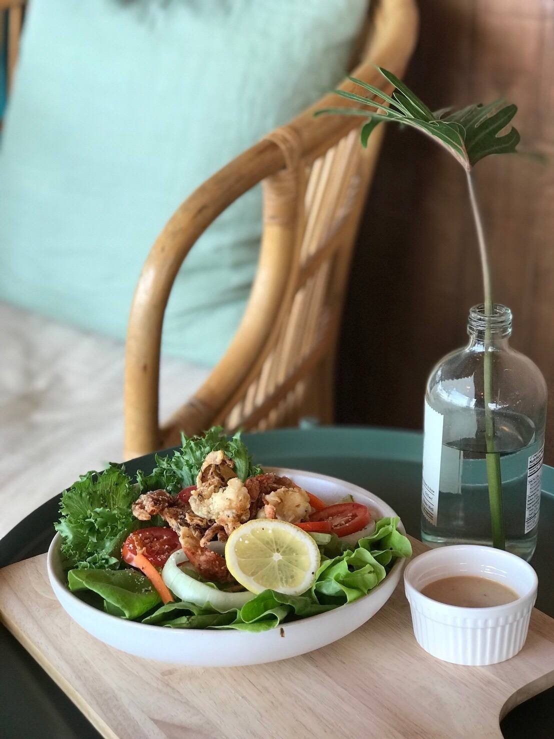 สลัดปูนิ่มจาก Fat Submarine Cafe ร้านอาหารบรรยากาศดีบนเกาะล้าน