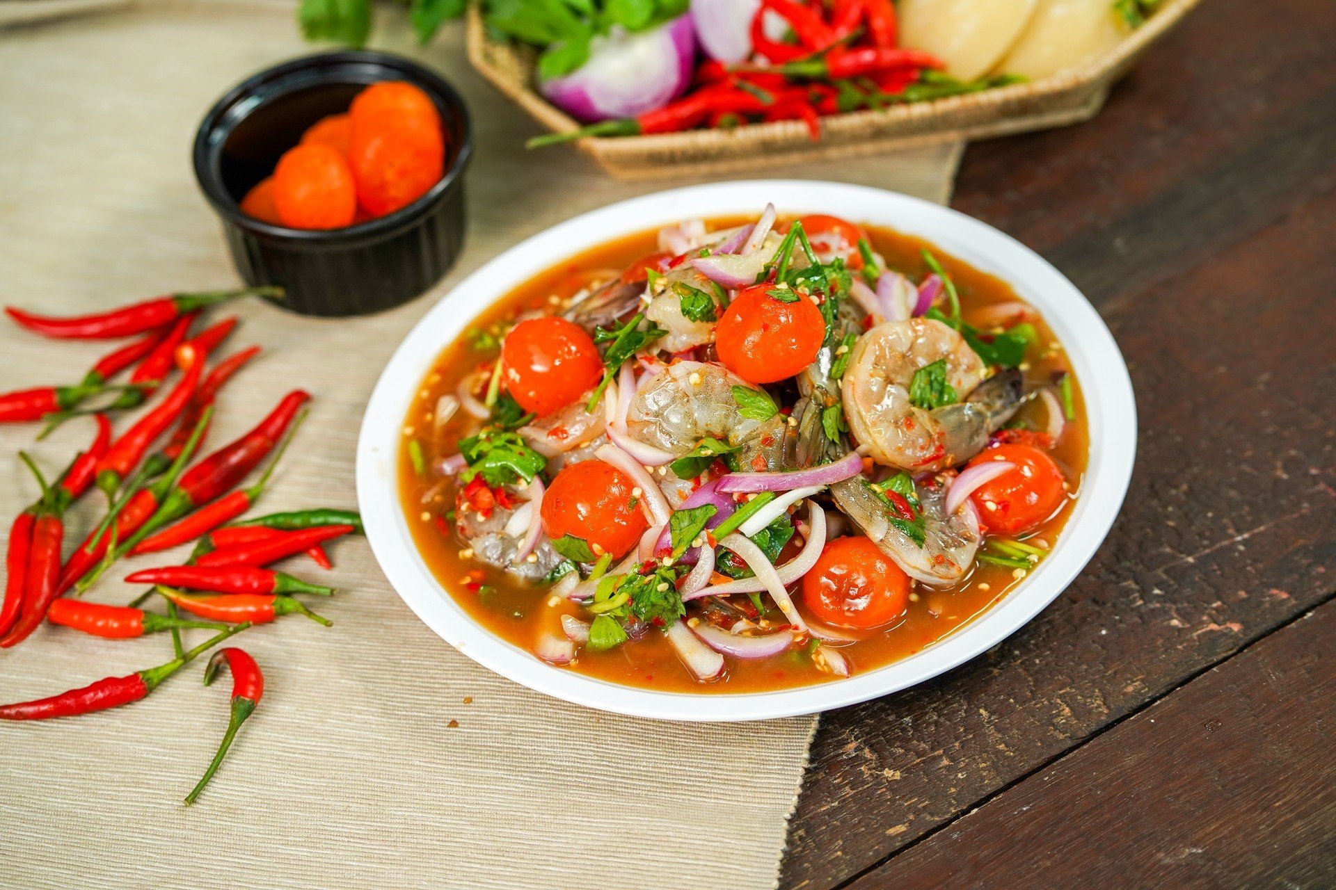 ยำกุ้งสดไข่แดงเค็ม