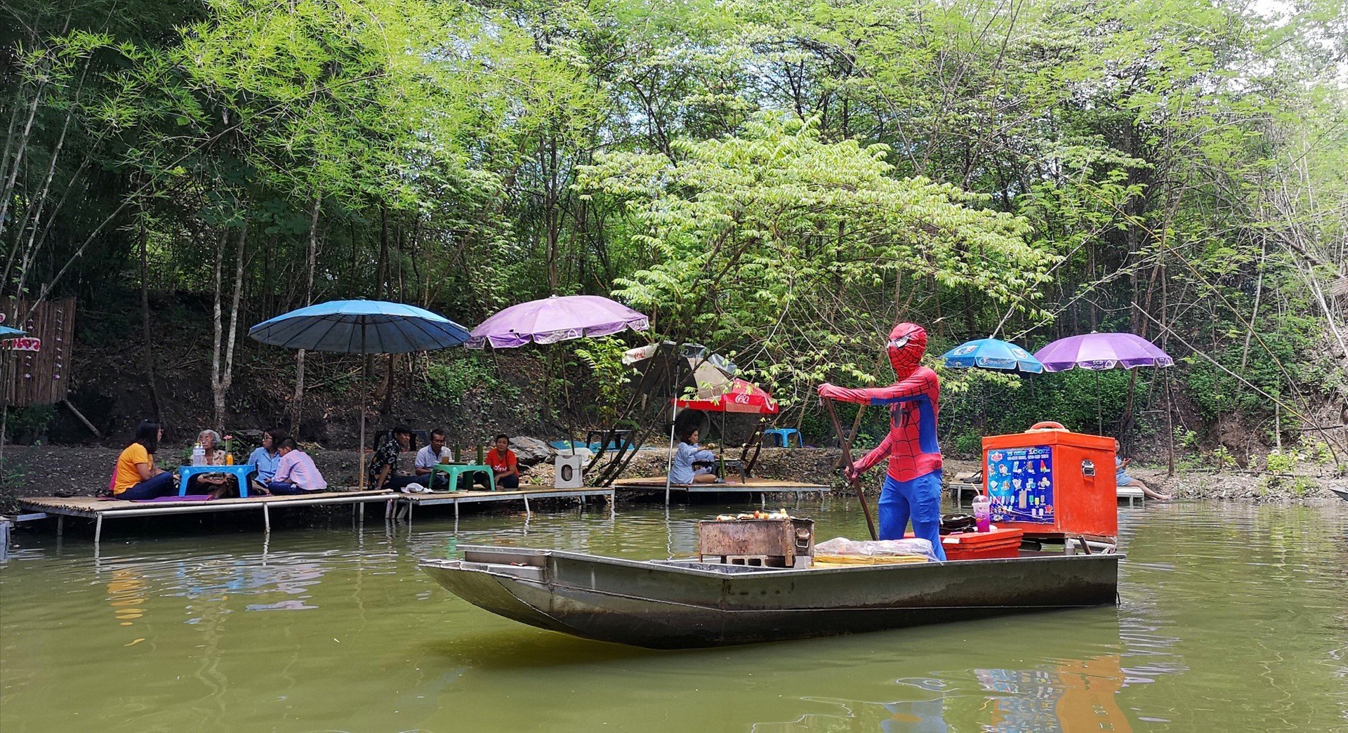 พ่อค้าพายเรือในตลาดน้ำกลางป่าบนน้ำตกกวางโจวจังหวัดเพชรบุรี