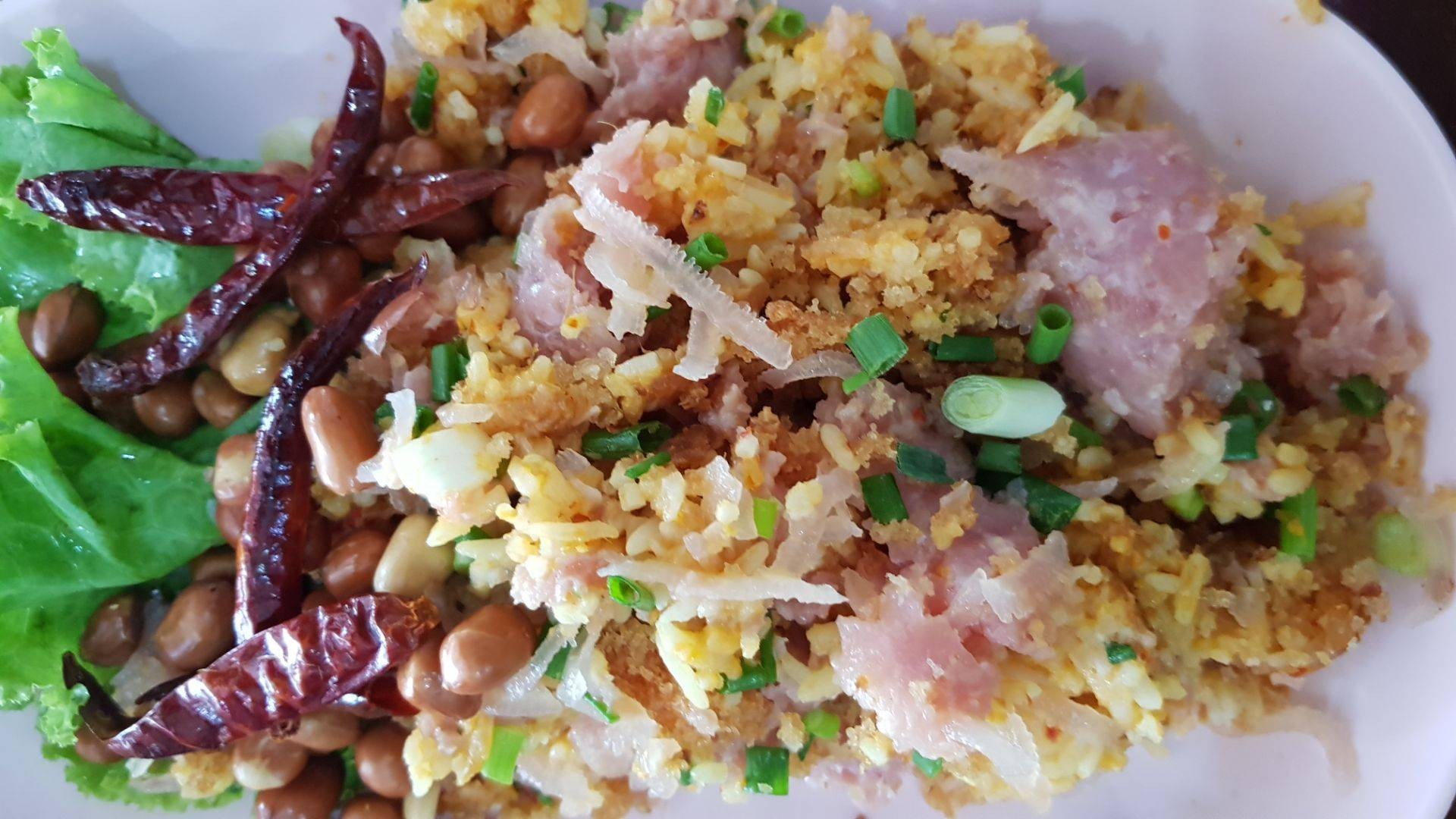 ยำแหนมสด • ยำแหนมสดรสชาติเข้มข้นกินแกล้มเครื่องดื่มก็ดีครับ ร้าน แหนม ...