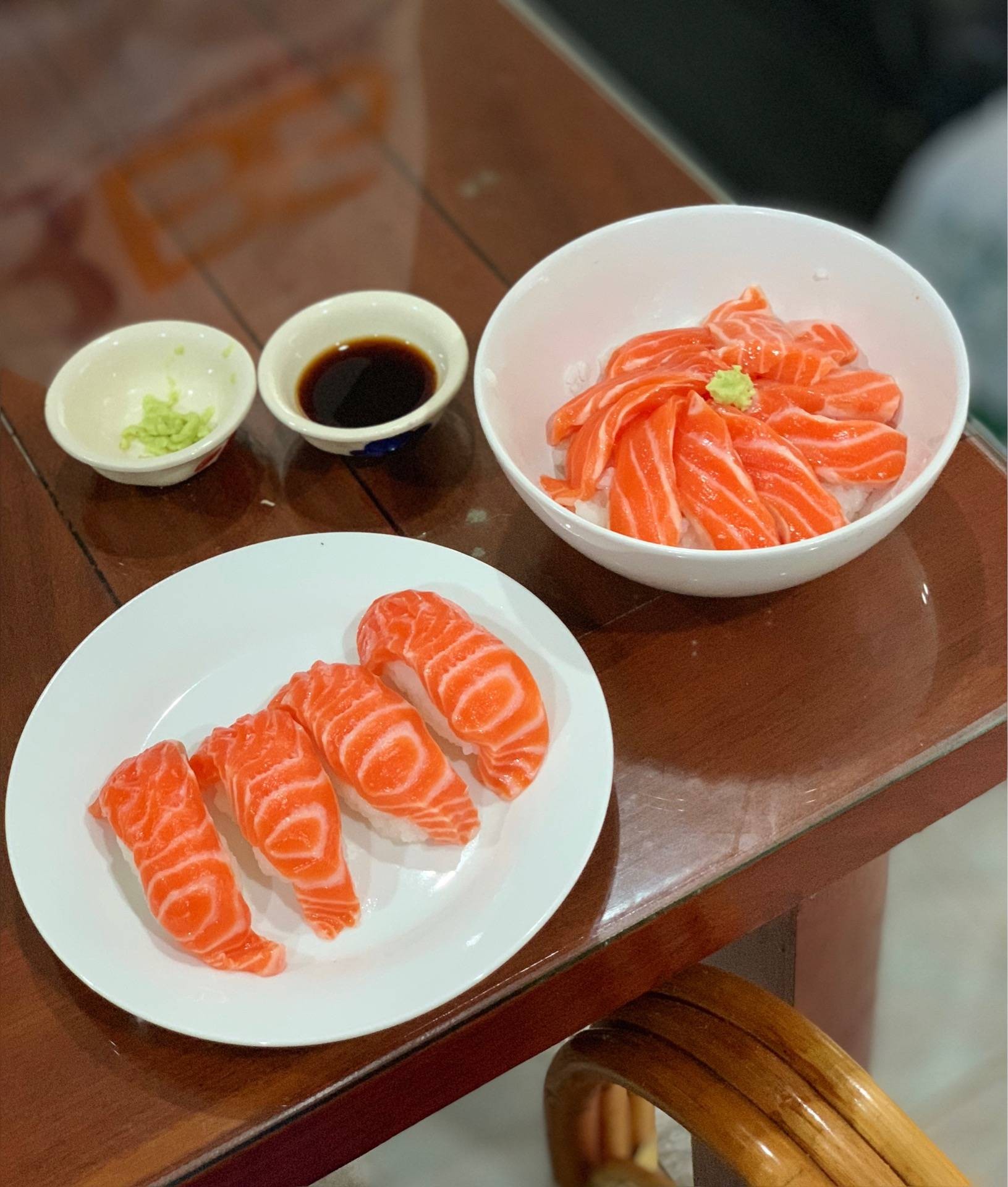 Salmondonburi & Sushi