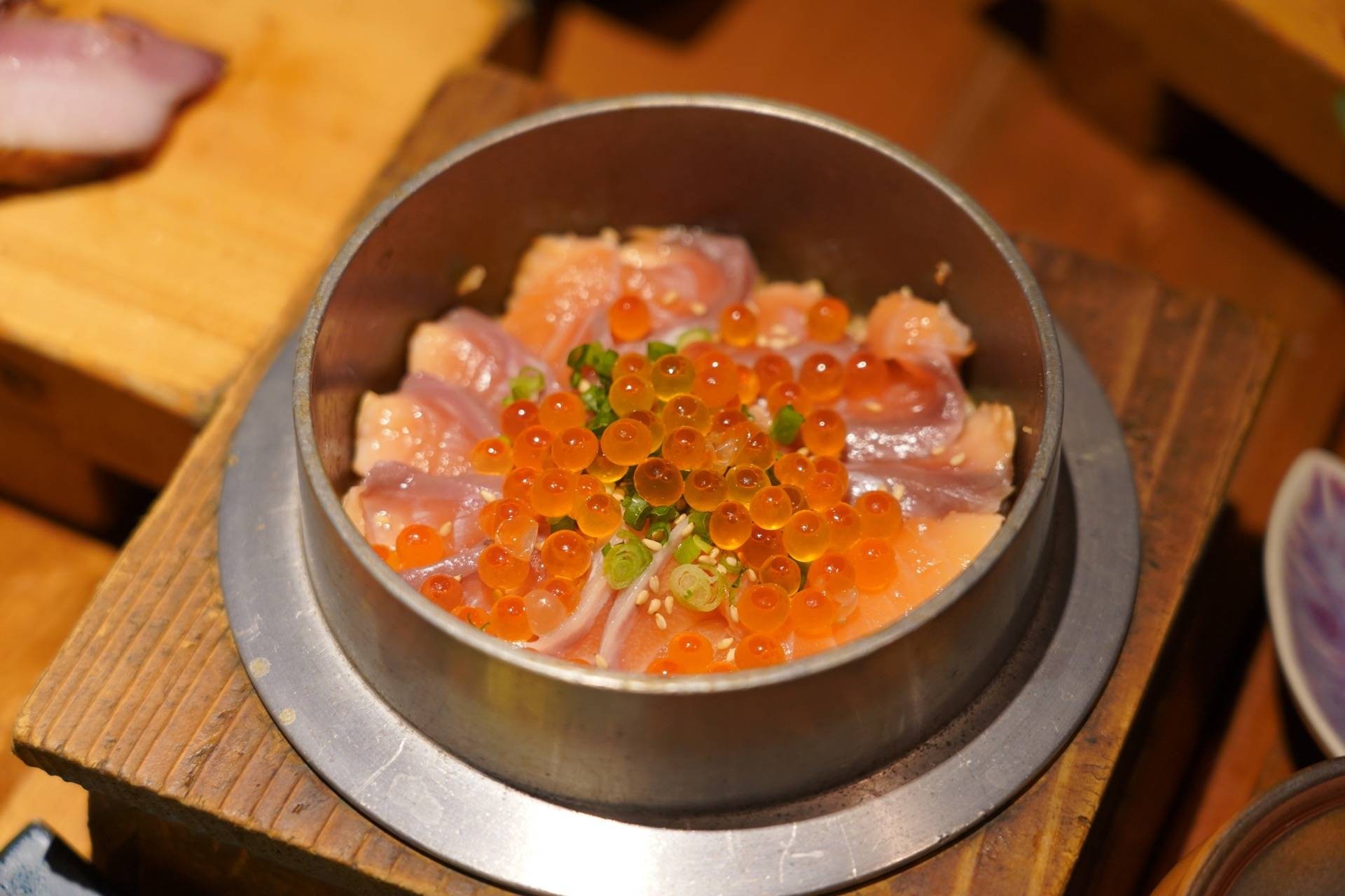 Salmon Ikura Kamameshi • ข้าวอบกับเนื้อและไข่ปลา Salmon เสิร์ฟร้อนๆ