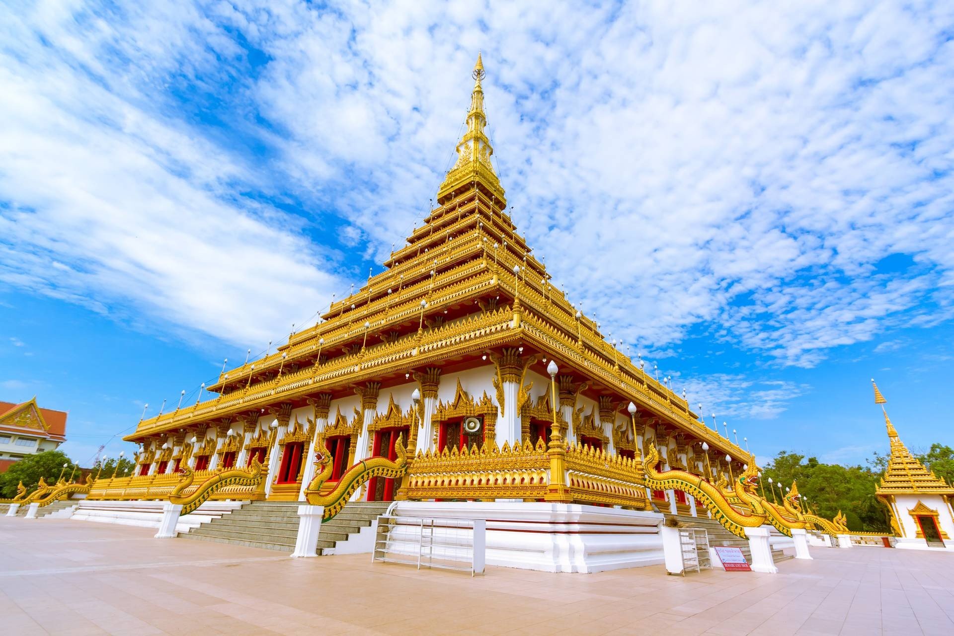 พระมหาธาตุแก่นนคร (วัดหนองแวง) - รีวิวสถานที่ท่องเที่ยว