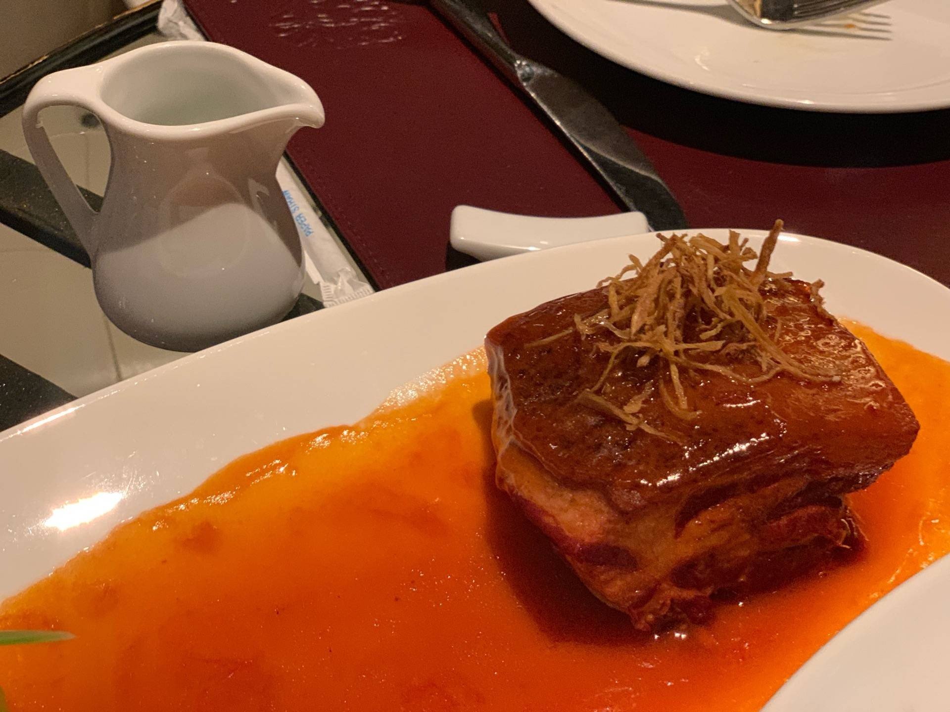 หมูสามชั้นมาพร้อมหมั่นโถว ร้าน Red Rose Chinese Restaurant & Jazz