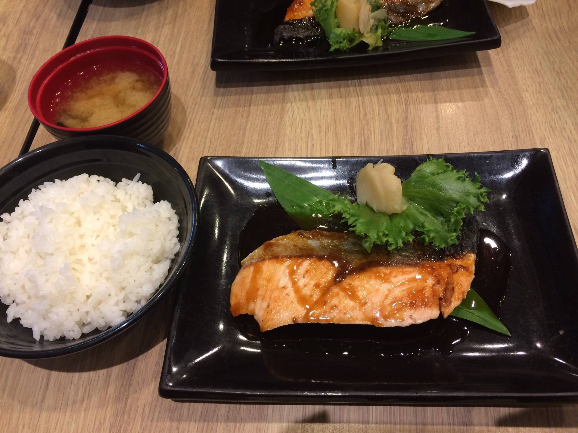 ชุดแซลมอนย่างซีอิ๊ว ร้าน KIN DONBURI สยามสแควร์วัน - Wongnai