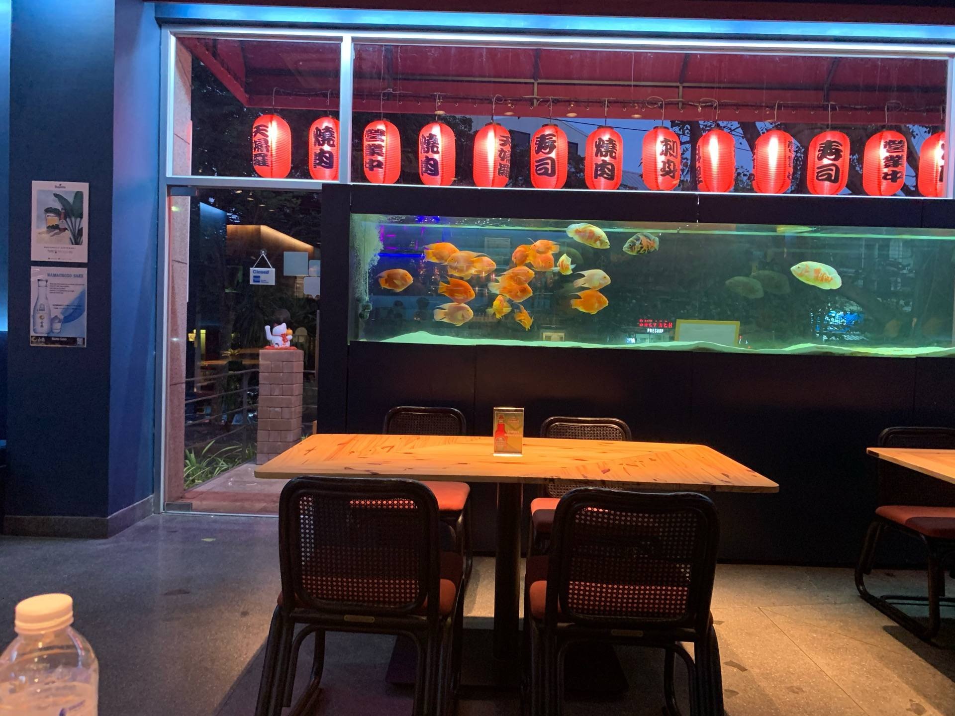 รีวิว TANK Restaurant & Cafe นั่งดูปลาเป็น นั่งกินปลาตาย รสชาติ