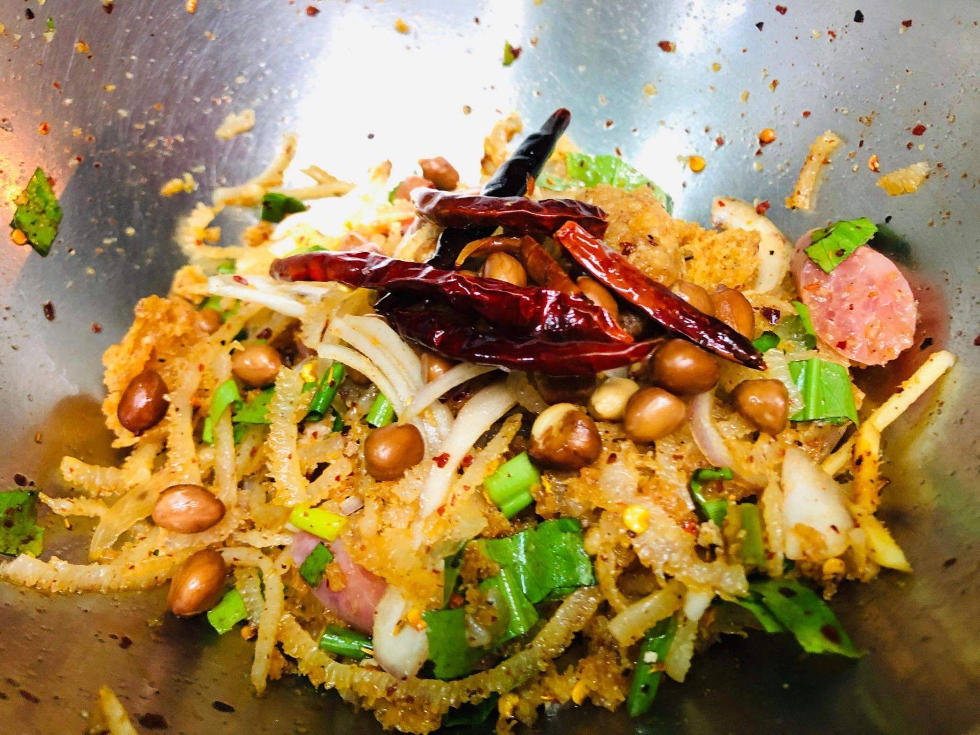 รีวิว ยำแหนมคลุกวิภา64 - แซ่บอีกแล้ววยำแหนมคลุกวิภา64 - Wongnai