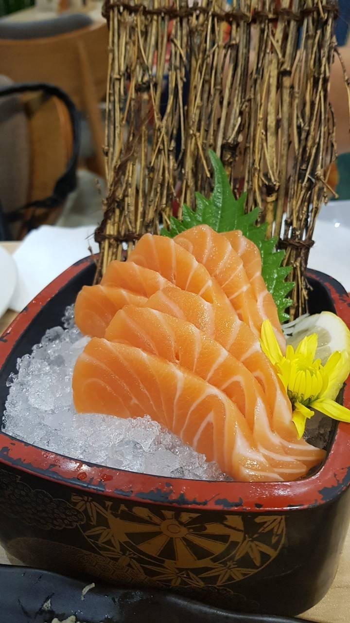 ซาชิมิ แซลมอน • เป็นเมนูฮิตที่ต้องสั่ง เพราะว่า แซลมอนซาซิมิเป็นหัวใจ ...