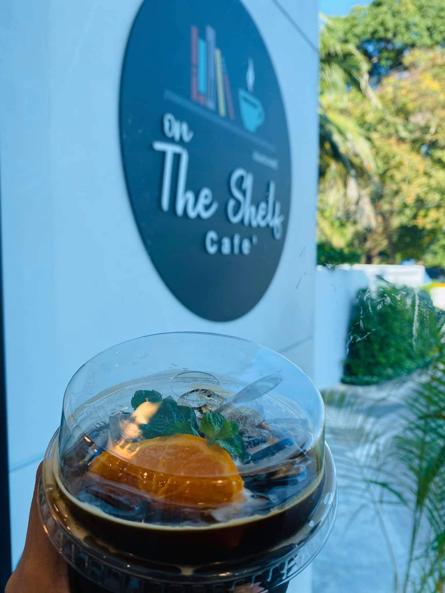 รีวิว On The Shelf Cafe' เครื่องดื่มชวนลองหลายอย่าง ชอบสุดๆก็โกโก้