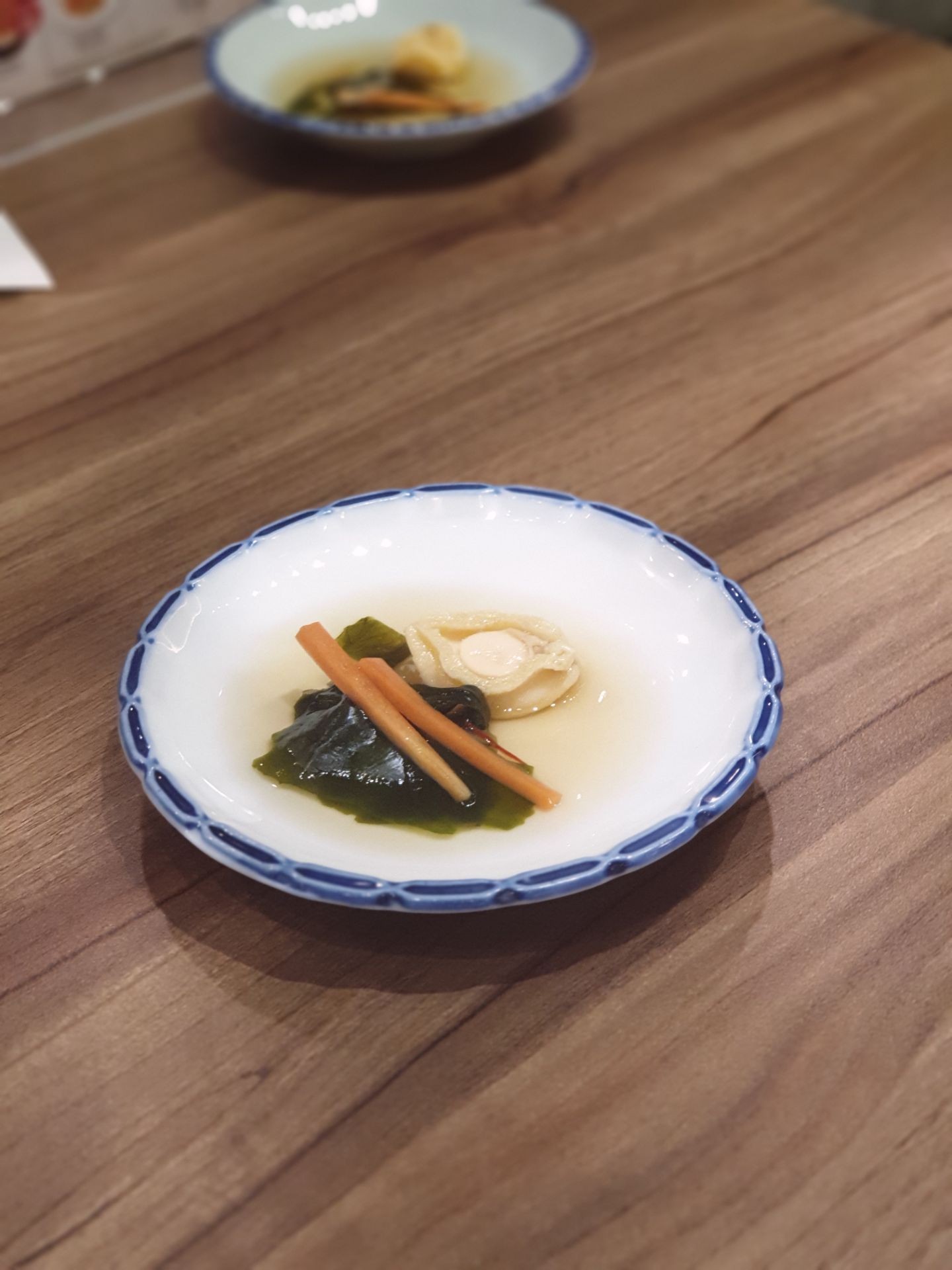 Complimentary Dish • เป็นหอยเชลล์ในน้ำซอสเปรี้ยว ร้าน Kin Donburi เดอะ ...