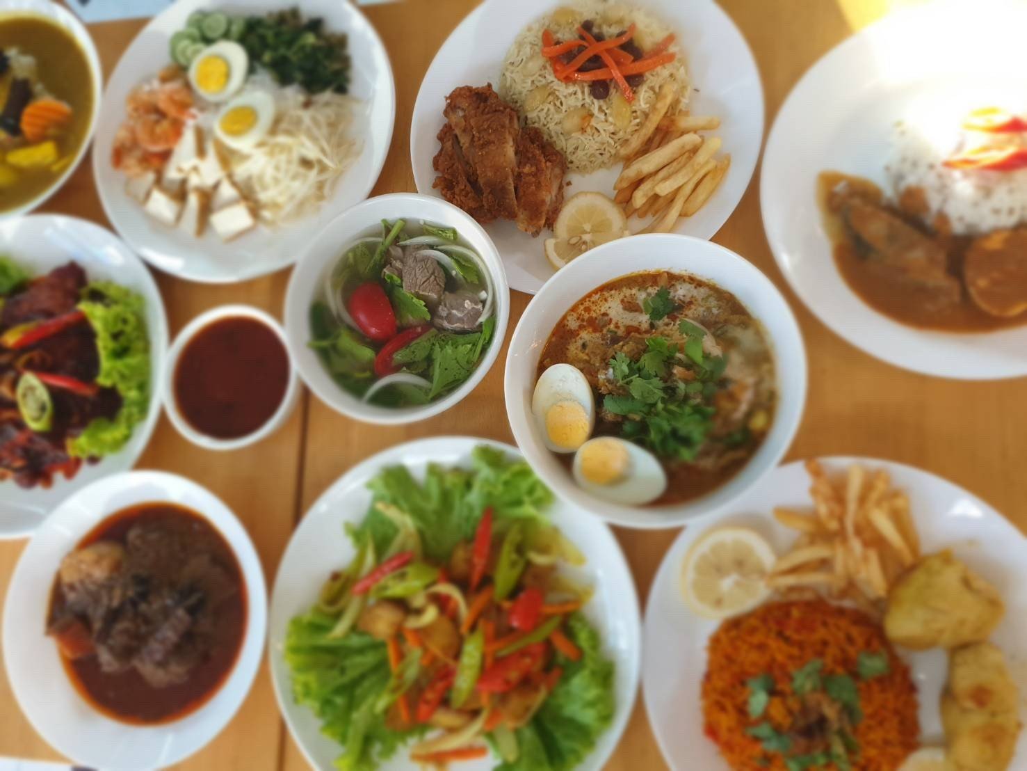 ก๋วยเตี๋ยวแกง • อาหารรวม ร้าน ANAS HALAL FOOD ตลาด อตก.